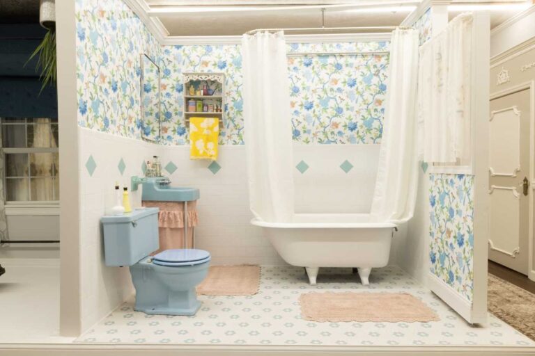 Underworld_Production_1960s_Bathroom-3