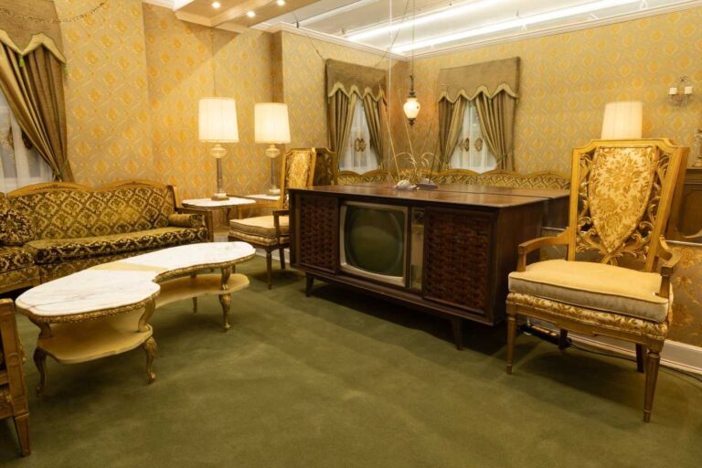 Underworld_Production_1960s_livingroom-2